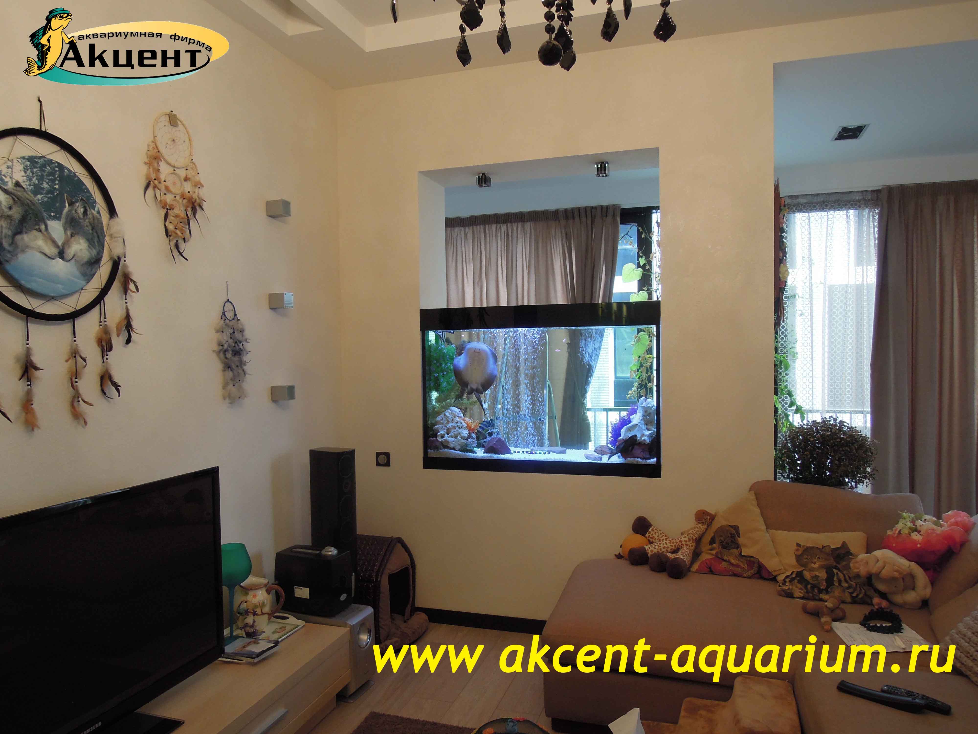 Акцент-аквариум,морской аквариум 400 литров встроенный в стену, вид со стороны гостиной